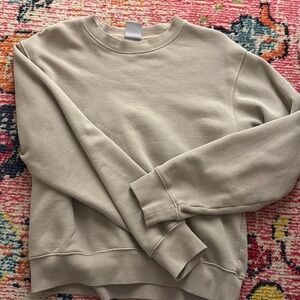 Super soft and comfy aritzia pull over !